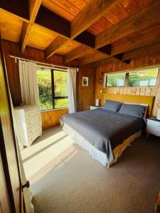 En eller flere senge i et værelse på Azalea Cottage