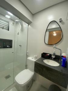 Ένα μπάνιο στο Apartamento quadra Mar com Garagem