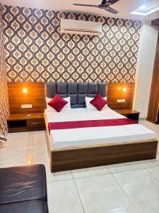 Ένα ή περισσότερα κρεβάτια σε δωμάτιο στο Hotel Nandini +8 φωτογραφίες