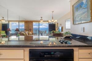 Η κουζίνα ή μικρή κουζίνα στο Kahana Reef 221 · KR 221 BeachFront Condo w Ocean Views Pool BBQ