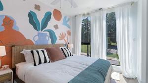 En eller flere senge i et værelse på The Grove by AvantStay Stylish Group Stay with Private Bathrooms