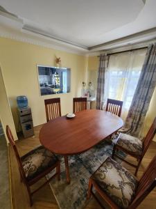 TV a/nebo společenská místnost v ubytování Nkoilale Homestay