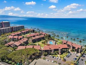 カハナにあるPapakea A301 · PK A301 BeachFront Corner Condo w Ocean Views Pooの海辺のリゾートの空中ビュー