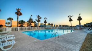 Πισίνα στο ή κοντά στο Gulf Views Pools Tennis Pickleball Beach Access Awesome Beachfront by AvantStay