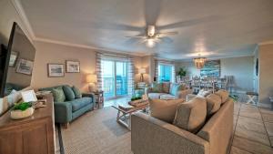 Χώρος καθιστικού στο Gulf Views Pools Tennis Pickleball Beach Access Awesome Beachfront by AvantStay