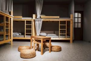 una habitación con tres literas con mesa y taburete en 稻禾棧, en Longtan