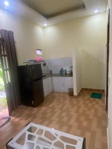 - une cuisine avec un réfrigérateur noir dans la chambre dans l'établissement Bungalow Tina, à Duong Dong