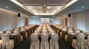 a large room with rows of tables and chairs at Vienna Hotel Guangdong Dongguan Chengnan Station in Dongguan