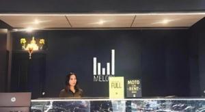SadaoにあるMelodi Hotel Dannokの女の人が部屋のカウンターの後ろに立っている