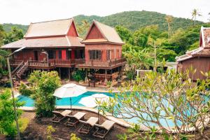 白马市Yellow Sun Kep的享有带游泳池的房屋的空中景致