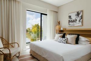 Un dormitorio con una cama grande y una ventana grande. en Luxury Golf Villa at Azuri - with beach access, en Roches Noires 35 fotos más