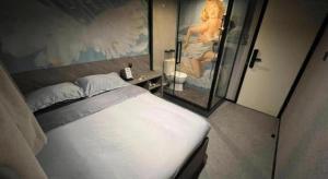 Un dormitorio con una cama y un cuadro en la pared. en Where Inn, en Hong Kong 24 fotos más