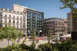 a city with buildings and a courtyard with trees at Room Mate Oscar, Madrid in Madrid