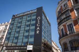 un edificio con un cartel en el costado en Room Mate Oscar, en Madrid