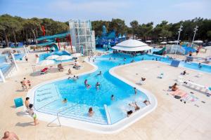 Der Swimmingpool an oder in der Nähe von Glamping Tents | Losinj | Camp Čikat