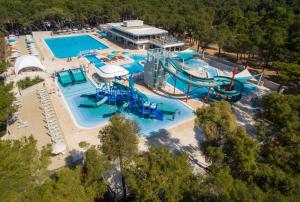 Der Swimmingpool an oder in der Nähe von Glamping Tents | Losinj | Camp Čikat