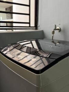 ジョホールバルにあるD'Summit Residences by YML Home B1の洗面台と鏡のあるバスルーム