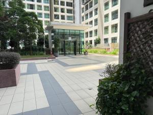 ジョホールバルにあるD'Summit Residences by YML Home B1の中庭のガラス戸付き