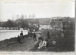 an old black and white photo of a group of people at Le moulin aux lunettes in Sablonnières