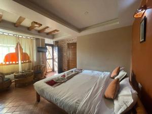 Un dormitorio con una cama grande en una habitación. en Hotel Vacation Home, en Katmandú 99 fotos más