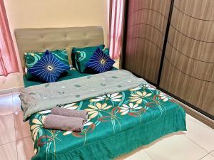 ジョホールバルにあるD'summit Residences by YML HOMEのベッド(緑色の掛け布団、青色の枕付) +125枚の写真