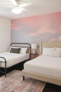 Dos camas una al lado de la otra en un dormitorio. en Woodland Hills Mediterranean Mansion Peaceful Garden Dream, en Woodland Hills