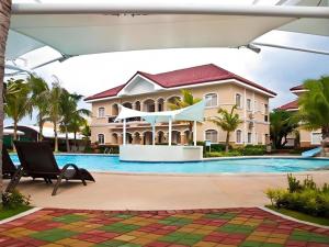 オロンガポにあるMoonbay Marina the Villasのスイミングプール付きのヴィラ、