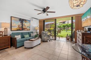 カハナにあるPapakea J106 · PK J106 Remodeled Condo w Ocean Views Pool ACのソファとテーブルのあるリビングルーム