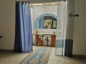bagno con specchio e lavandino in camera di Hanuman Heights a Unawatuna