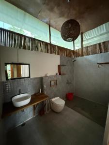 ein Badezimmer mit Waschbecken und Toilette in der Unterkunft Octopus Garden Dive Resort in Havelock Island + 4 Fotos