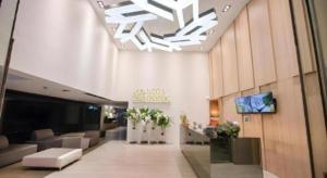 a lobby of a hotel with a large chandelier at Neca Reiche in Hat Yai