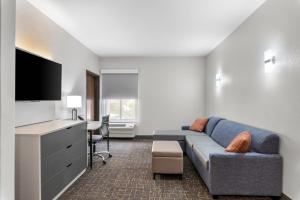 ブレントウッドにあるBrentwood Suites Nashville, an Ascend Collection Hotelのソファと薄型テレビのあるリビングルーム