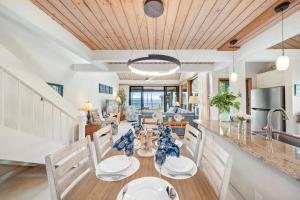カハナにあるKahana Village 17 · KHV 17 Spacious 2BD Condo w Oceanviews and Sのダイニングルーム、キッチン(テーブル、椅子付)