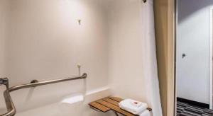 チャタヌーガにあるMicrotel Inn & Suites by Wyndham Chattanooga/Near Hamilton Pのバスルーム(タオル掛け、鏡付) +33枚の写真