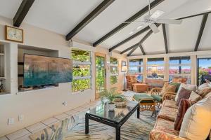 a living room with a couch and a table at International Colony Club 43 · ICC 43 Spacious 2BD Cottage Walk in Lahaina