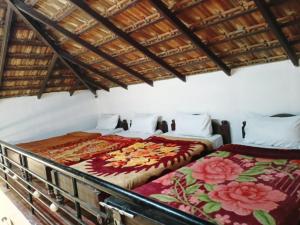 奇克马格尔Arabica Aura Homestay的房间里有两张并排的床