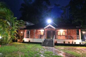 奇克马格尔Arabica Aura Homestay的夜晚有灯的房子