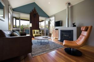 un soggiorno con divano e camino di Daylesford Spa Villa 6 - 1 bedroom a Daylesford