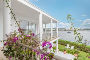 a white house with purple flowers on the stairs at Villa Can Marilla in Felanitx