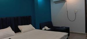 PhūlpurにあるHotel O Ra One Restro & Roomsの青い部屋(ベッド1台、シャワー付)