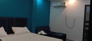 PhūlpurにあるHotel O Ra One Restro & Roomsのバスルーム(ベッド1台、シャワー付)が備わります。