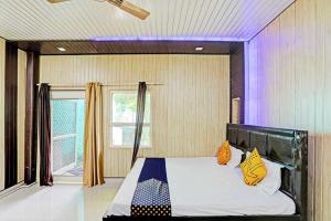 Postel nebo postele na pokoji v ubytování Hotel O Wave Inn