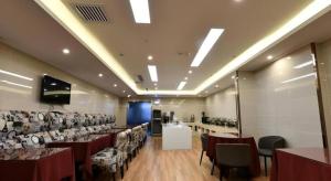 a restaurant with tables and chairs in a room at GreenTree Inn Chengde Shuangyu District Shuangtashan in Chengde