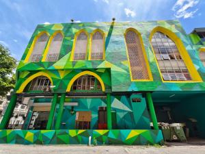 un bâtiment coloré avec des fenêtres sur le côté dans l'établissement Hotel Ma'Wa By Salaam Suites, à Kota Bharu 49 autres photos