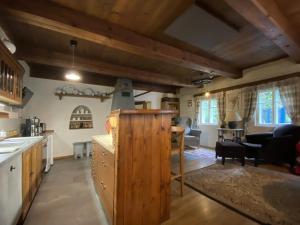 eine Küche mit Holzschränken und ein Wohnzimmer in der Unterkunft Dobroslov Cottage in Česká Metuje + 19 Fotos
