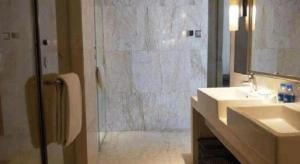 łazienka z przeszkloną kabiną prysznicową i umywalką w obiekcie WYNDHAM HOTEL XIAN w mieście Xi'an +26 zdjęć
