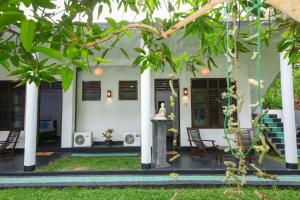 Taman di luar Oreli Villa +11 gambar