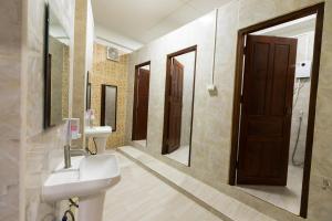Ένα μπάνιο στο Nisa hostel