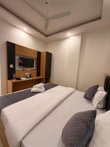 Postel nebo postele na pokoji v ubytování A R Signature Inn