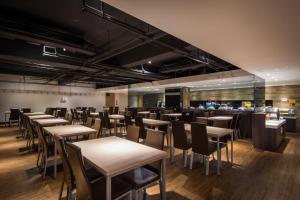 a dining room with tables and chairs at HOTEL HI- Chui-Yang in Chiayi City